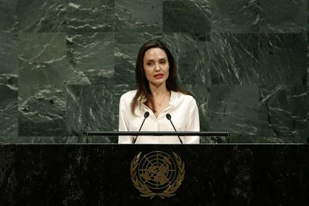 Seit 2012 ist Angelina Jolie Sonderbeauftragte des UNHCR. Zuvor vertrat sie das UN-Flüchtlingskommissariat als Goodwill-Bots...