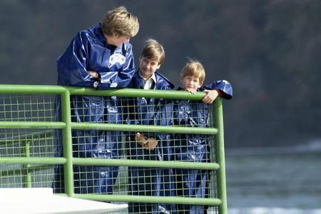 ...kam Prinz Harry zur Welt, das Glück schien perfekt. Aber es sollte nicht alles so rosig bleiben. In den späten 80er zerbr...