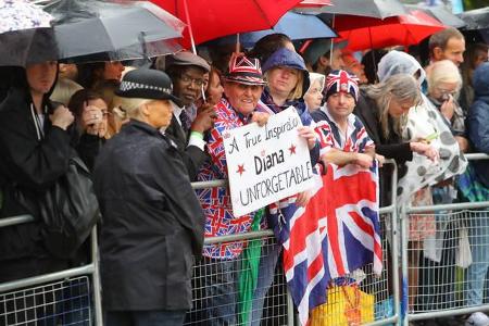 ...ihre Fans und für ihre Familie wird sie immer in ihren Herzen bleiben. Dadurch scheint Prinzessin Diana auch zwanzig Jahr...