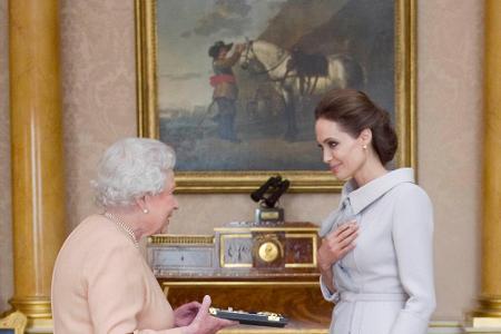 2014 machte die Queen Angelina Jolie zur 