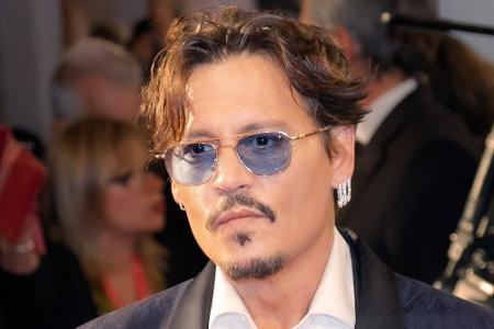 Johnny Depp ist wie Queen Elizabeth II. ein Nachfahre von König Edward III. Somit sind der Schauspieler und die Monarchin Co...