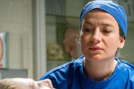 Theresa Wolff (Nina Gummich) führt mit der toten Vera Köhler (Antje Rau) ein Zwiegespräch, ehe sie mit der Obduktion beginnt.