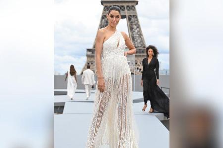 Rebecca Mir ist zurück auf dem Laufsteg.