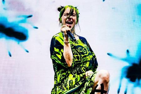 Billie Eilish tritt 2022 beim Glastonbury Festival auf.