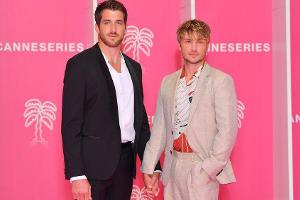 Felix Kruck (l.) und "Sisi"-Hauptdarsteller Jannik Schümann auf dem "pinken Teppich" in Cannes.