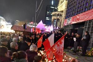 Menschen gedenken der Opfer des Terroranschlags auf dem Breitscheidplatz in Berlin.