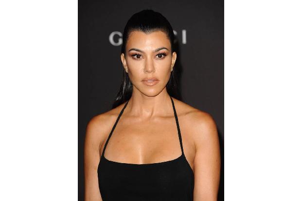 Kourtney Kardashian kennt die Vorzüge von Cannabis bzw. CBD: 2019 begann sie, auf CBD basierendes Gesichtsserum zu verkaufen...