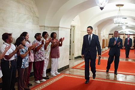 Hier hat Pete Souza aufgenommen, wie das Personal der Privatwohnung Obama nach der Verleihung des Friedensnobelpreises gratu...