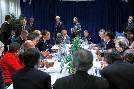 Neben privaten Aufnahmen ist Obama in Souzas Werk natürlich vor allem bei der Arbeit zu sehen: 