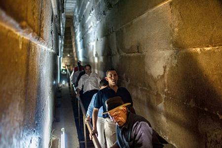 Auf diesem Bild ist Obama im Inneren der Cheopspyramide zu sehen. Souza zeigt neben den Auslandsreisen auch viele historisch...