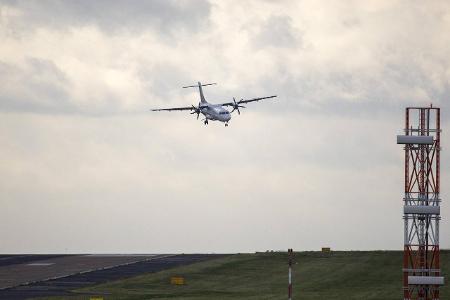 Die Luftverkehrsteuer soll wieder gesenkt werden - das könnte sich auf die Preise für Flugtickets auswirken. Airlines hatten unter Verweis auf die höheren Kosten Flüge von deutschen Flughäfen gestrichen. Die Hoffnung könnte auch sein, dass bald wieder mehr Ziele angeflogen werden. Sicher ist das aber nicht.
