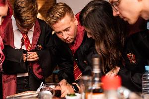 Leidenschaftliche Harry-Potter-Fans perfektionieren ihre Party mit ikonischen Gryffindor-Umhängen.