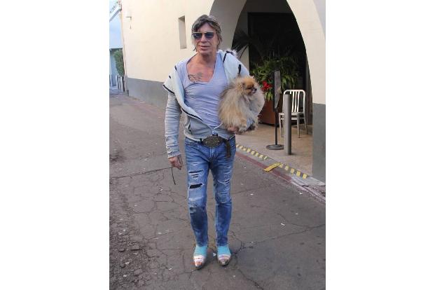 ...echt harte Kerle wie Mickey Rourke ihr Haustier lieber tragen, als es selbst laufen zu lassen. Vielleicht sind sie ja ein...