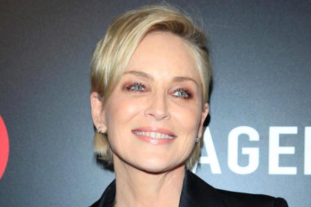 Und auch mit ihren 58 Jahren lässt Sharon Stone noch Männerherzen höher schlagen.