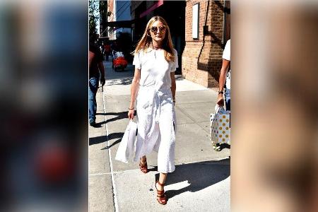 Model Olivia Palermo im sommerlichen Look mit offenen High Heels.
