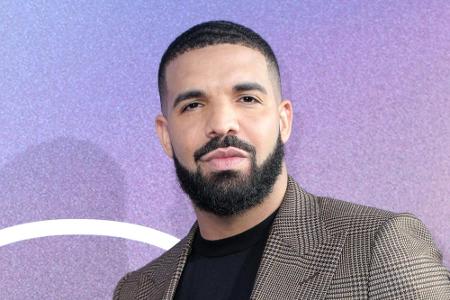 2016 gab es Gerüchte um J.Lo und Rapper Drake. Grund dafür waren verschmuste Bilder auf Instagram. Lopez streitete 2017 in d...