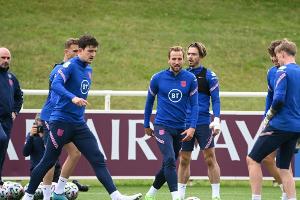 Engländer kramen Plastikeinhörner aus der Schublade