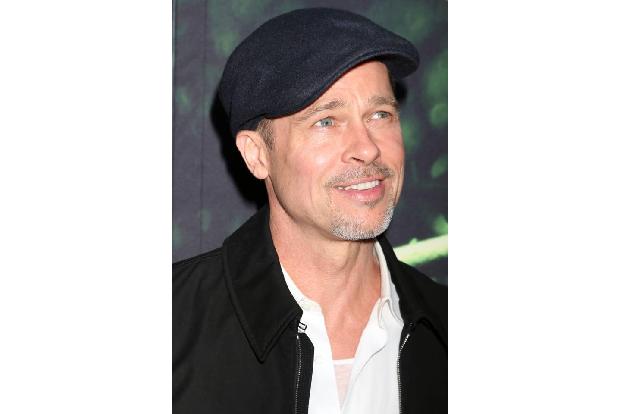 ...Brad Pitt Bill enthüllte, dass er ein Meister im Rollen von Joints sei. Seit er als Vater Verantwortung trägt, habe er de...