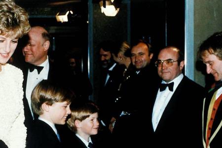 Gemeinsam mit ihren Söhnen William und Harry begrüßte Diana 1992 die Stars des Peter-Pan-Films 