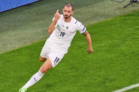 Wirkte auf der letzten Linie ausgesprochen ruhig und klärte regelmäßig konzentriert die direkten Zuspiele der Spanier. Leist...