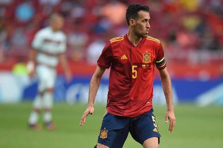 Gab im Mittelfeld der Spanier den defensiveren Part und war zumeist auf einfache Pässe und Absicherung bedacht. Leistete sic...