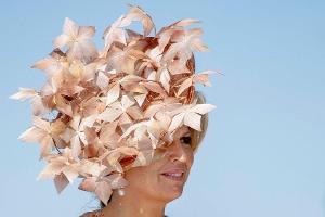 Königin Máxima mit besonderem Kopfschmuck.