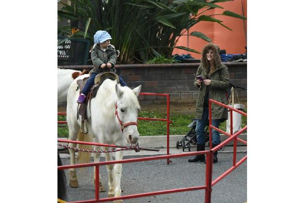...in der Promi-Reitwelt ist auch schon gesorgt: Die Tochter von Rachel Bilson, Briar Rose Christensen, macht sich schon gan...