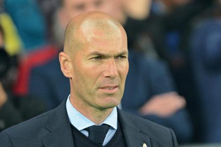 Ex-Fußballer und Star-Trainer Zinedine Zidane von Real Madrid steht die Glatze ebenfalls wunderbar.