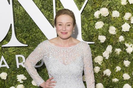 Jennifer Ehle hätte für die ersten drei Staffeln der Serie eine Hauptrolle sicher gehabt, doch sie trat nach dem Pilotfilm z...