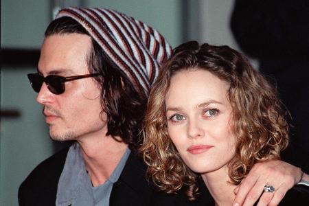 Und eifert damit nicht nur Papa Johnny Depp (54), sondern auch ihrer Mama Vanessa Paradis (44) nach, der sie wirklich ähnlic...