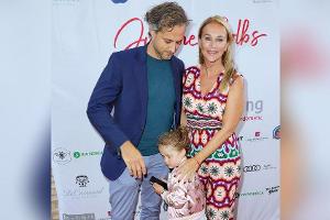Noch sehr schüchtern zeigte sich die vierjährige Tochter von Caroline Beil und ihrem Mann Philipp-Marcus Sattler auf dem rot...