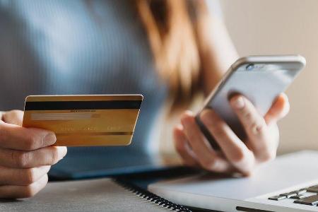 Online-Shopping und -Banking kratzen nur an der Oberfläche dessen, was Künstliche Intelligenz mittlerweile zu Finanzthemen b...