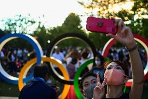 Eröffnungsfeier: Tausende Fans vor dem Olympiastadion in Tokio