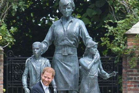 Prinz Harry am Donnerstag vor der neuen Statue, die seine verstorbene Mutter Diana zeigt.