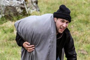 "Charlotte Link - Im Tal des Fuchses": Ryan (Ludwig Trepte) bringt sein Entführungsopfer in ein entlegenes Tal.