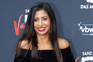 Eva Benetatou bei einem Auftritt auf dem roten Teppich.