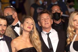 Hopper Jack Penn, Dylan Penn, Sean Penn und Katheryn Winnick in Cannes auf dem roten Teppich.