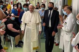 Vor seiner Entlassung besuchte Papst Franziskus noch die Kinderkrebsstation des Krankenhauses.