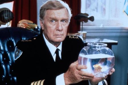 George Gaynes (1917 - 2016) verkörperte in allen sieben Teilen den schrulligen Kommandanten Eric Lassard.