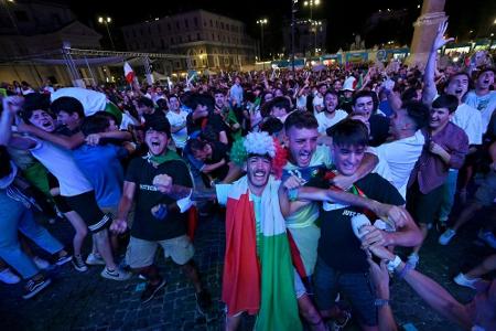 Hupkonzerte und Freudentränen: Tifosi feiern große Fußball-Party