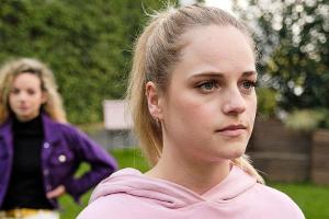 "Unter uns": Cecilia (r.) fühlt sich schlecht, weil sie Nika anlügt.