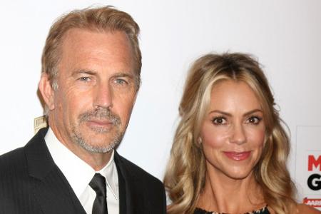 Kevin Costner heiratete die 21 Jahre jüngere Christine Baumgartner im Jahr 2004. Das Paar lebt auf einer Ranch und hat drei ...