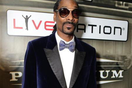 Snoop Dogg wuchs im Elend auf, in seiner Jugendzeit dealte er mit Drogen. Bis er eines Tages begann, mit einem Kumpel Tapes ...