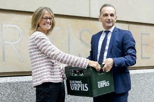 Die britische Botschafterin Jill Gallard nahm die flüssigen Wettschulden von Heiko Maas entgegen.