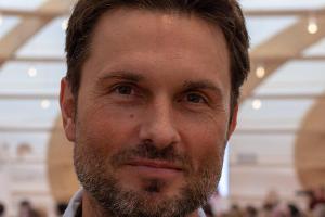 Simon Verhoeven nimmt sich der Bandgeschichte von Milli Vanilli an.