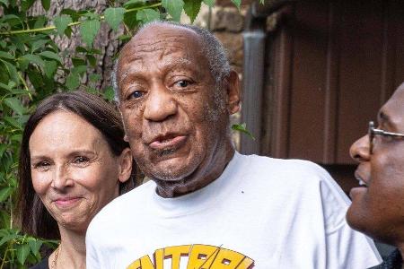 Bill Cosby (m.) nach seiner Entlassung aus dem Gefängnis