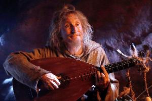 Otto Waalkes als Zeitreisender Catweazle - auch er musiziert offenbar gern.