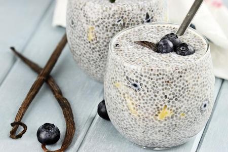 Chia-Samen haben einen hohen Protein-Gehalt und sind eine hervorragende Calcium- und Eisenquelle. Einfach 3 EL Chia-Samen in...