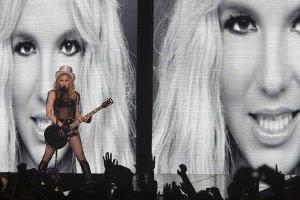 Madonna bei einem Auftritt ihrer "Sticky and Sweet"-Tour im Jahr 2009 - mit Britney-Spears-Foto im Hintergrund.