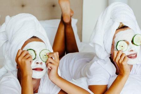 Gurken und Joghurt wirken kühlend auf der Haut.